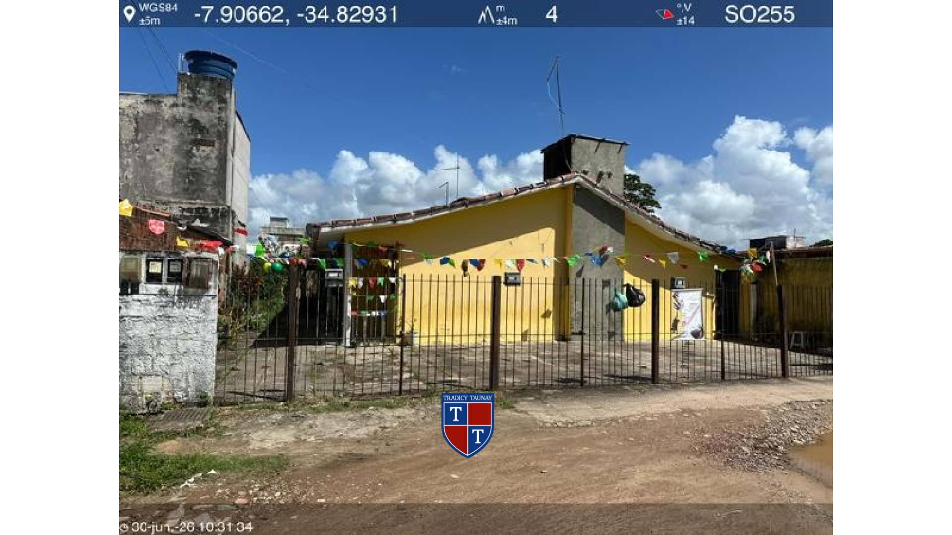 CASA em PAU AMARELO