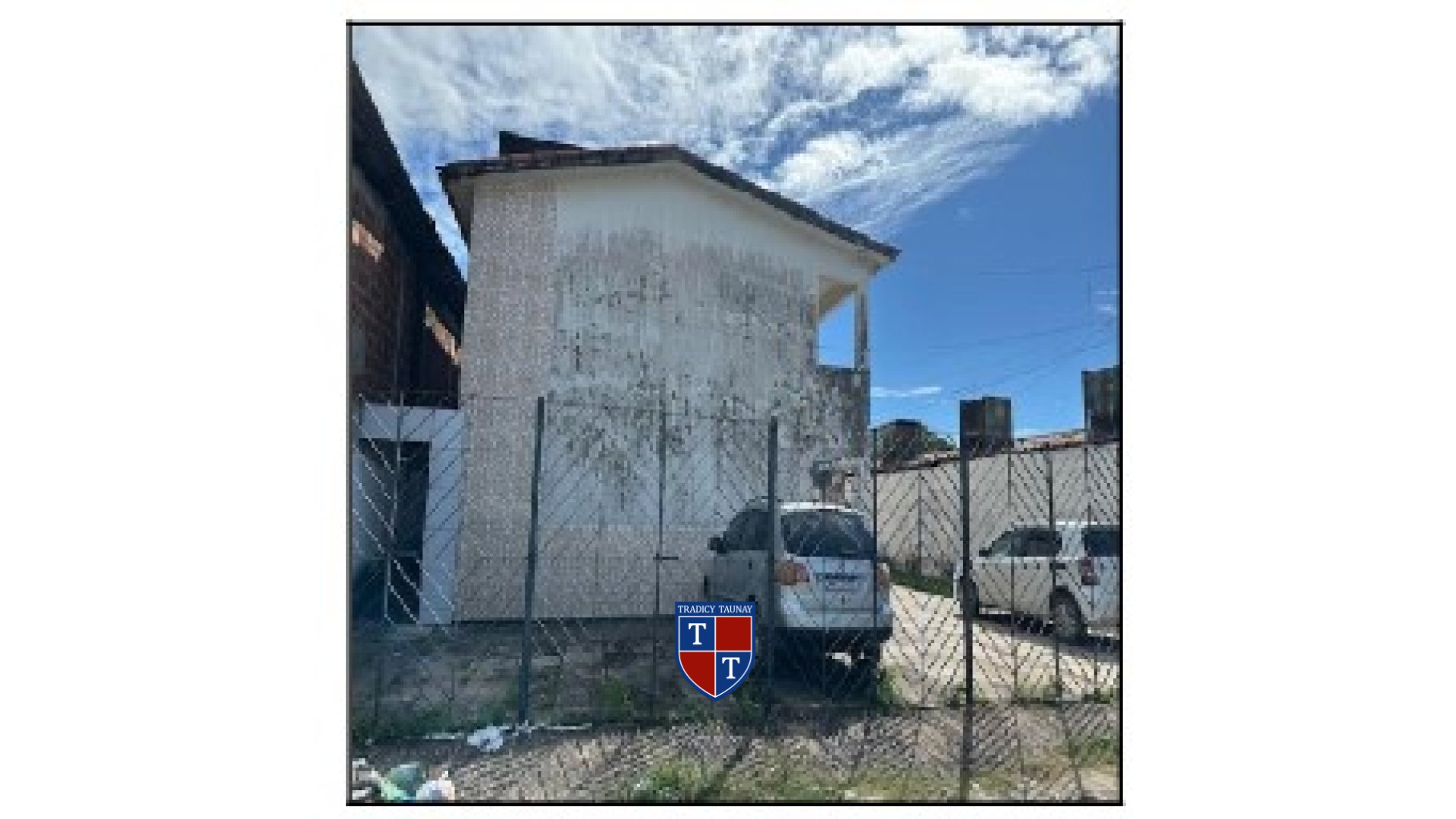 CASA em PAU AMARELO