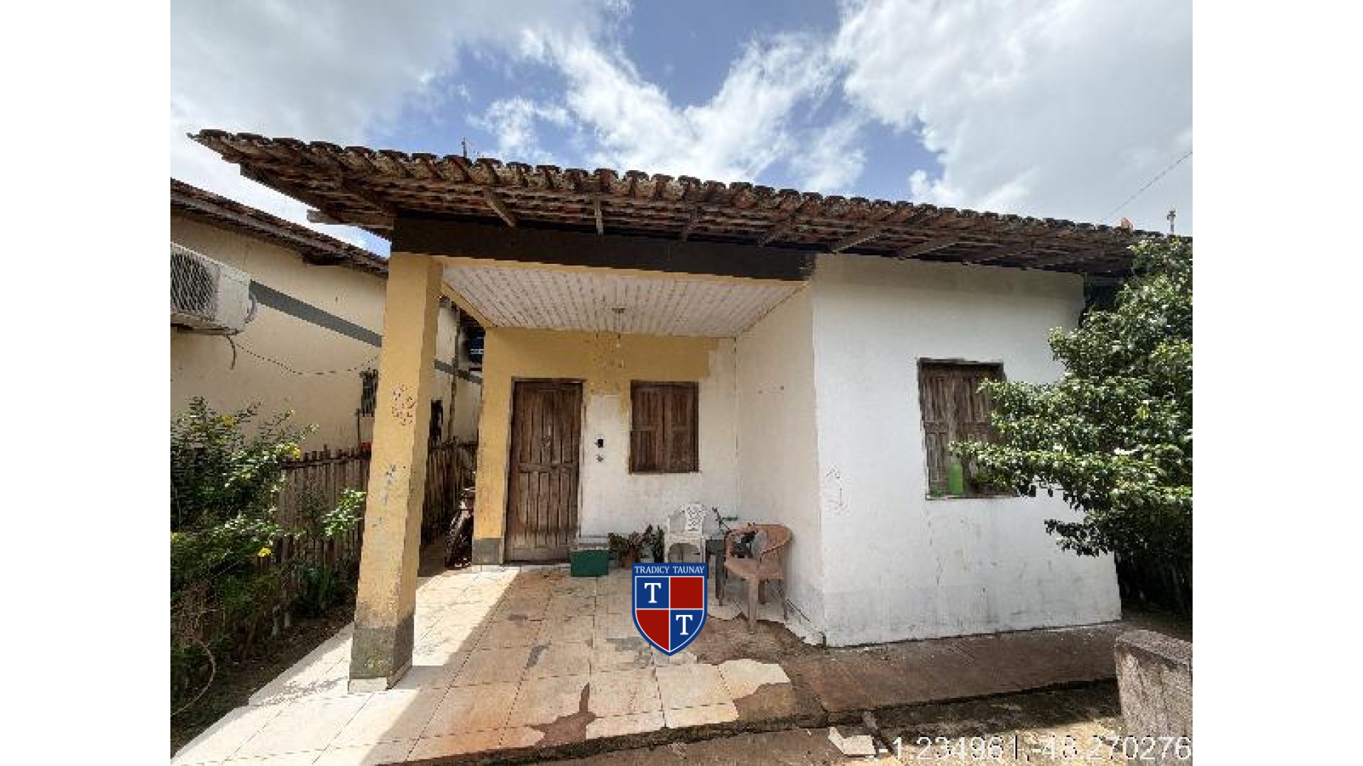 CASA em PAU D ARCO