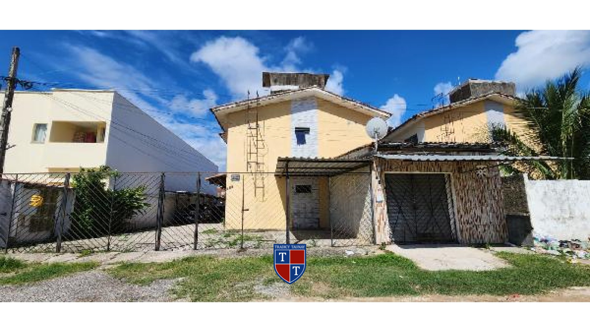 CASA em PAU AMARELO