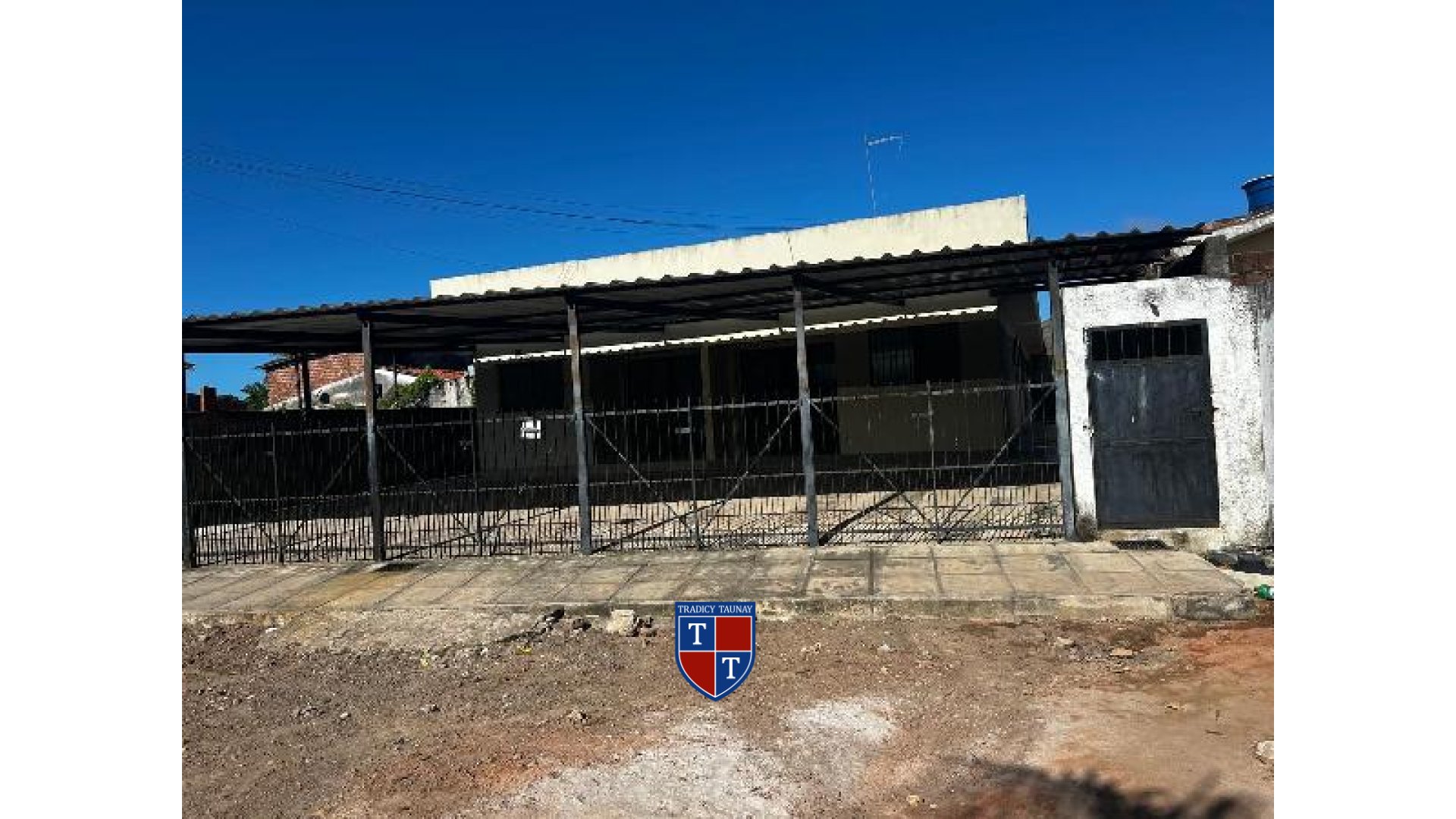 CASA em PAU AMARELO