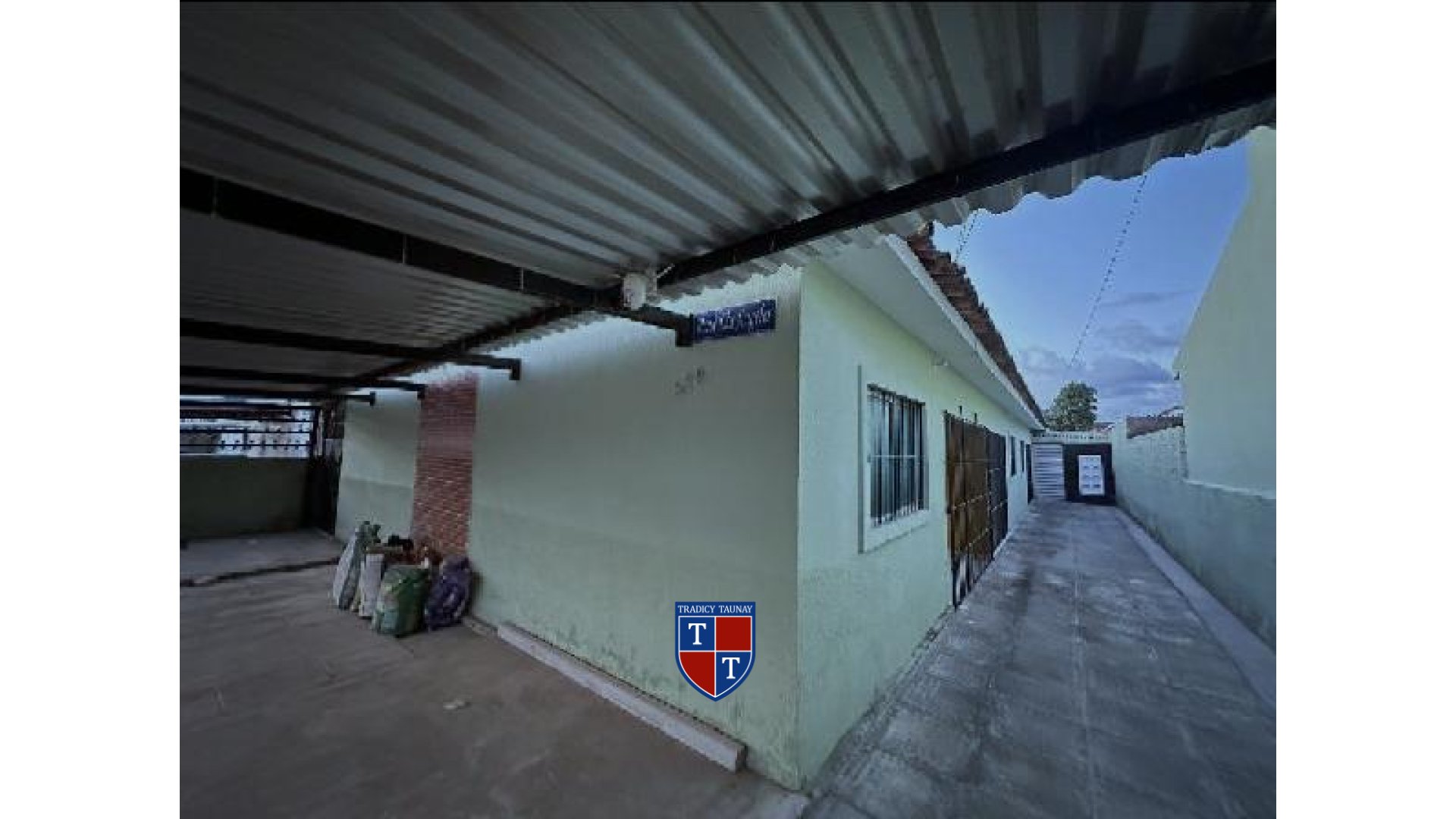 CASA em PAU AMARELO
