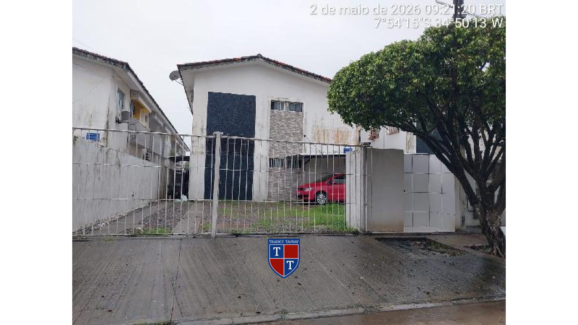 CASA em PAU AMARELO