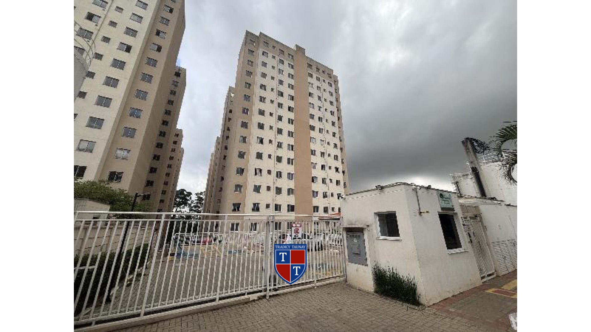 APARTAMENTO em VILA CARMOSINA